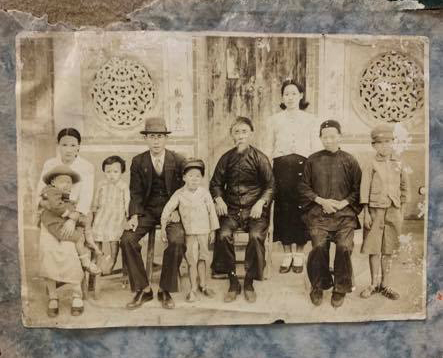 謝江家族舊照引述原文：...拍照的地點是在後窟潭老家前，照片留鬍子的是我的曾曾祖父澎湖人尊稱江司的謝江（葉媽利的弟子），左邊穿西裝的是我的阿祖謝自西，右邊帶學生帽是我阿公謝界和（馬公鎮長、市長）