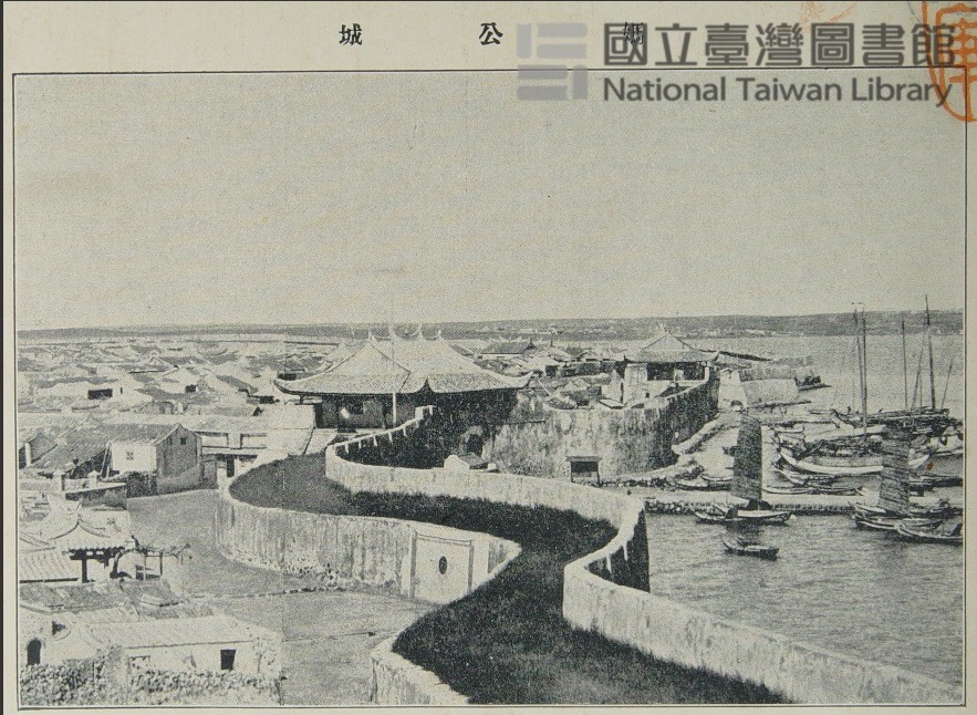 畫面近處為即敘門